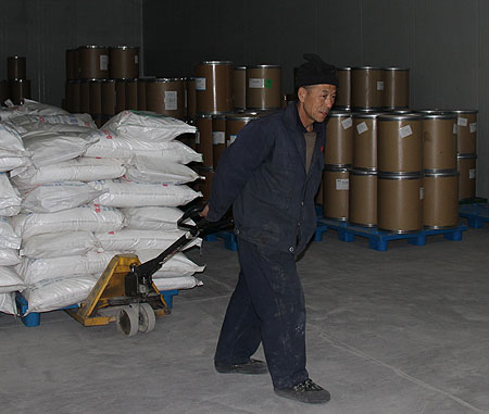    在山西好醫生生產部，有一位員工七年如一日地忙碌在庫房與車間之間，認真負責著他的拉料工作，不知疲倦地進行著他重復的動作，那就是被大家親切成為“二大爺”的霍金峰。                霍金峰四十多歲，中等個子，身材精干，一張憨厚的面孔，總是笑嘻嘻的，寸長的頭發頗顯精神和干脆利落。因為他在家排行老二，大家都親切地叫他“二大爺”。 他為人誠懇樸實，待人親切憨厚，沒有驚天動地的事跡，亦沒有煊赫的名聲，卻在拉料崗位上奉獻了2000多個工作日，干出了不平凡的業績。他多次被公司評為每月之星、季度之星，年度優秀員工及勞動模范，還被集團授予“年度優秀員工”和“勞動模范”稱號。         拉料工的活，說起來簡單，干起來卻非常繁瑣。表面上看，他只需將物料從庫房運送到車間即可，而實際上要想協調好這份奔波于多個庫房和車間的工作也絕非易事。由于工作量的增加他必須更加合理來安排每天的工作，提高運送效率。每天到崗以后他先和車間主任打招呼，詢問一下今天都需要拉什么物料，依據物料需求情況合理安排拉運順序，制定具體的計劃，優先領用急需的物料。再繁雜的工作，在他的手上也會變得井井有條。       著名學者鄒金宏曾說，“在工作的路上，也許我們的工作很平凡，只要你認真做好，平凡的工作也就不平凡”。在霍金峰到廠工作的7年里，他一直負責著車間拉料的工作。地處塞北的大同，氣候四季分明。初春，咋暖尤寒，吹面不寒楊柳風，他弓腰背手拉著物料穿梭于各個車間；盛夏，烈日當空，毒辣的陽光如針刺般照在身上，即使汗流夾背，他依舊弓腰背手拉著物料穿梭于各個車間；仲秋，有時又是陰雨綿綿，哪怕自己身上被打濕，鞋襪沾滿泥濘，也將運送物料用塑料布蓋嚴，仍舊弓腰背手拉著物料穿梭于各個車間；隆冬，天又是寒風刺骨，冰封雪飄。這一切都沒有阻擋他完成工作的腳步，隨著廠里年產量持續增加，面對越來越重的工作任務，他沒有抱怨，硬是把工作很好地做了下來。工作任務多的時候，他便犧牲個人時間，早出晚歸，堅決按時完成。據不完全統計這七年來拉料所走的路已近繞地球一周。       他就是這樣一個人，無論是在什么時候，他始終兢兢業業，任勞任怨地工作著；他不怕臟、不怕苦、不怕累；他不計名利，不計個人得失，始終積極勤快、踏實努力地忘我地工作著。 他以樸實的勞動贏得大伙的尊重和信任。       我們的身邊總是有數不清的美好與偉大。除了贊頌那些在平凡崗位中作出非凡貢獻的人們，我們更應該自己也投身于這樣平凡的事業中。把每一件簡單的事做好就是不簡單，把每一件平凡的事做好就是不平凡。霍金峰就是這樣一個人，他以勤懇的工作，在拉料這個小崗位上無私地奉獻著，默默無聞地貢獻著，用自己的實際行動見證著好醫生藥業的一天天不斷發展壯大。（山西好醫生物供部 李淑鮮    安樹平審）