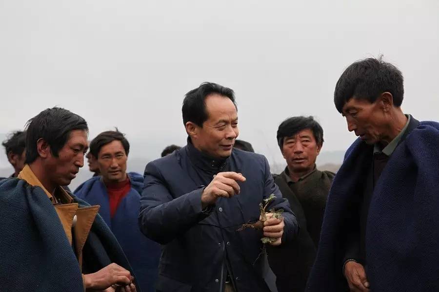 “兩會(huì)”前耿福能在布拖縣火燈村調(diào)研